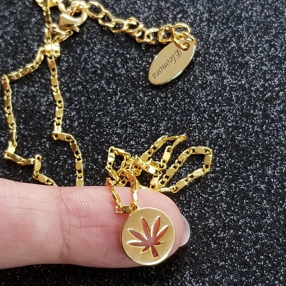 Gold coin leaf pendant necklace - Picture 5 of 6